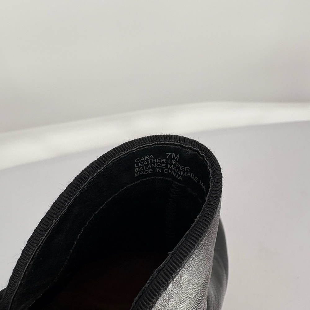 🚁 Me Too Cara Black Leather Block Heels bootie - Picture 7 of 9